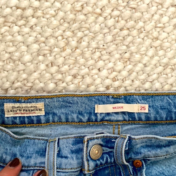 Levi’s Wedgie straight jeans size 25. Only worn in once because I sized up. - Picture 4 of 5